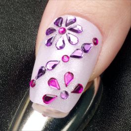 NICENEEDED 550-teiliges Nageldesign Set – Lila Strasssteine & 2 Edelstahl-Greifwerkzeuge Für 3D Nail Art