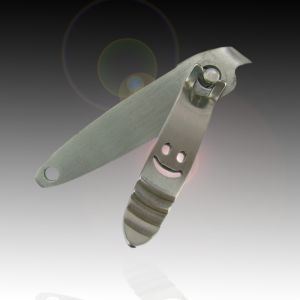 Freundlicher Nagel Knipser
